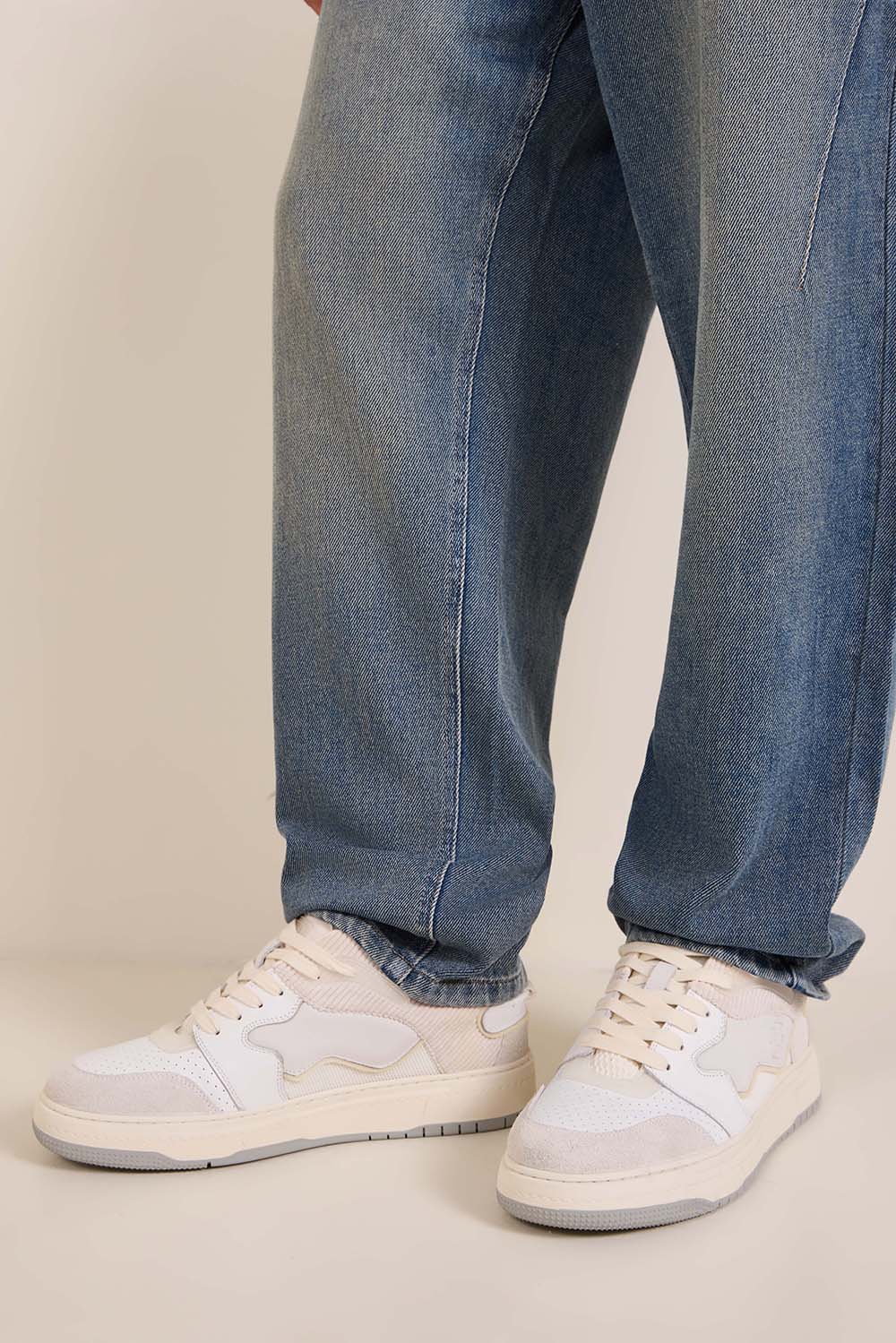 תמונת כל הלוק של נעלי סניקרס